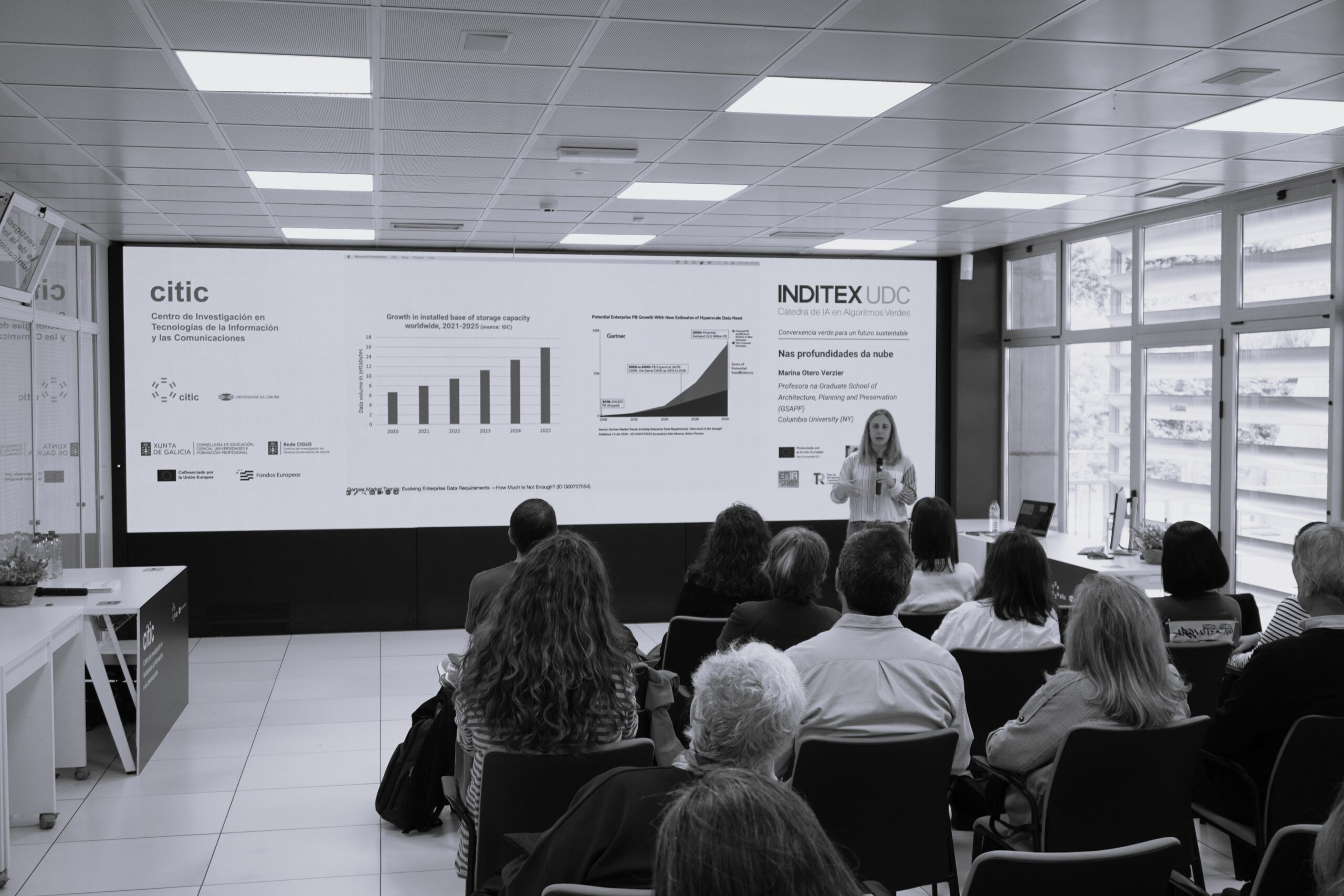 Foto conferencia Marina Blanco y negro